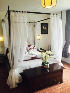 Park Central Hotel - Dining at The Crab