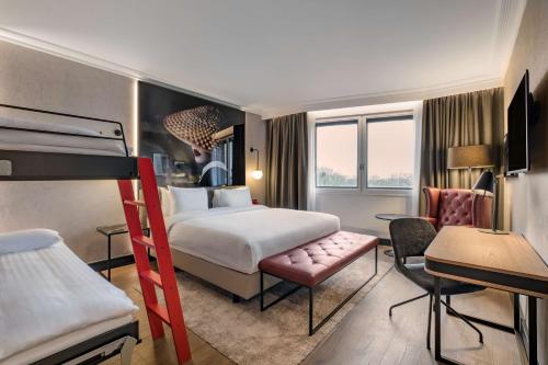 Radisson RED London Heathrow - Guest Experiences and Ratings