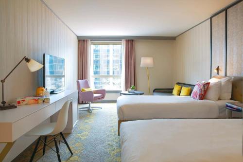 Renaissance Paris La Defense Hotel - Dining and Guest Experiences