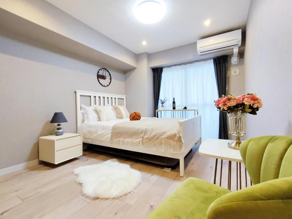 S22 Shinjuku Center, 5 Mins to Station, Max 3P - Direct Access to Shinjuku, Public Transport Nearby, Hot Spring Bath, Rooftop Terrace, and Natural Wood Interior - Guest Experience