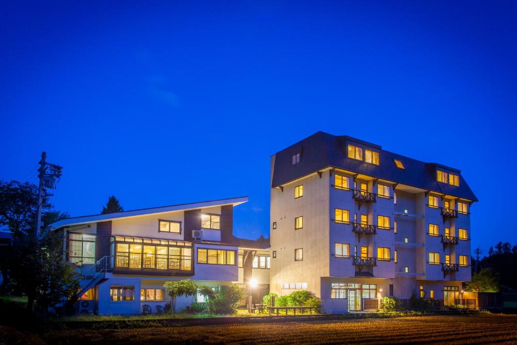 Schole Hakuba Review
