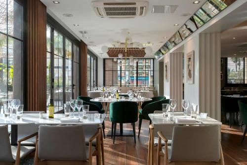 Servotel Saint-Vincent - Dining and Transportation Options