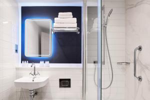 Strand Palace - Facilities and Services