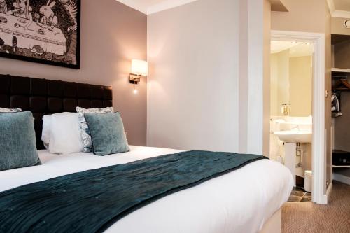 The Mad Hatter Hotel - Amenities and Services