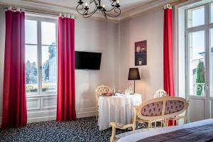 The Pavilion of the Lilies - Private Hotel - Amenities and Services