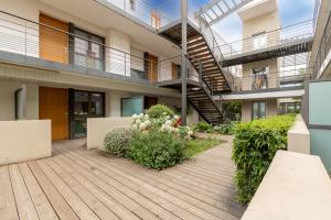 The Small Flowered Patio - Relaxing Amenities and Facilities