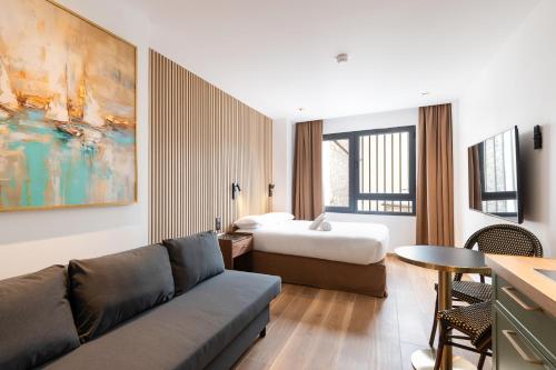 The Suites HCR - Location and Transportation