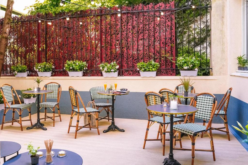 Timhotel Tour Eiffel - Room Types and Amenities