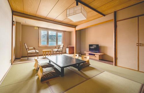 Toyako Manseikaku Hotel Lakeside Terrace - Room Types and Features