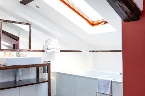 Versailles Gate Hotel - Location and Guest Experience