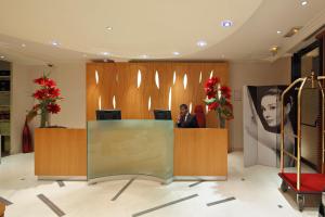 Westside Arc De Triomphe Hotel - Location and Accessibility