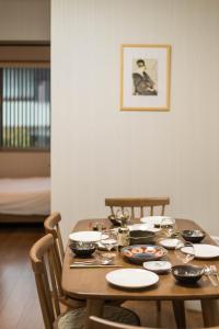 Yuenshe Kiyomizu Villa - Kitchen and Living Area