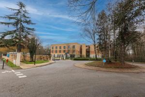 Zenitude Hotel-Residences Magny-les-Hameaux - Location and Surroundings