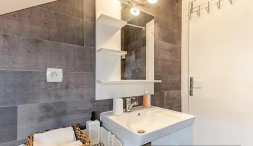 4 People, 2 Beds, 5 Minutes From Orly Airport, Shuttle and Extra Parking, Rental by Night and Day at Sandro's - Points About Your Stay