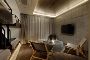 15 PIECES - Room Features and Amenities