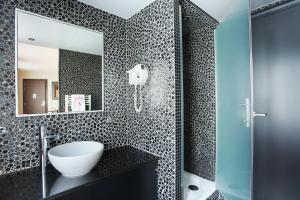 Aéro Hotel Review: Comfort and Convenience in Paris - Diverse Dining Options