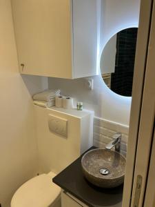 APARTMENT RENTAL - About Staying Here