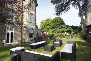 Applewood Hotel - Check-in and Check-out