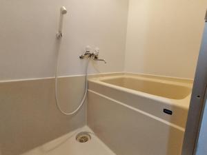 B23 Shinjuku Center, Located in the Central Area, Is a Long-Term Stay Option. It Is a 7-Minute Walk to the Station, With a Maximum Capacity of 5 Guests. the Accommodation Features Amenities Such as a Hot Spring Bath and a Rooftop Garden With a View of the City, Along With Wooden Furnishings and Original Decor - Amenities and Services