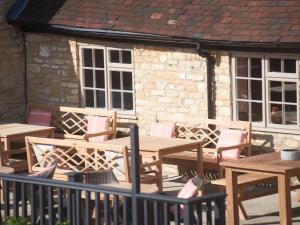 Bear and Ragged Staff - Dining and Amenities