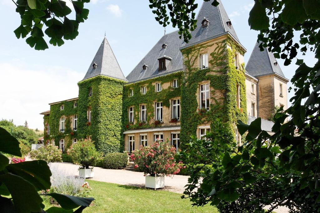 Château Dadomenil - Location and Accessibility