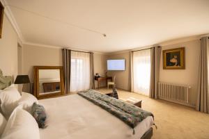 Château De Fontanges - About Staying Here