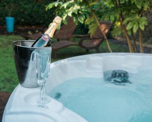Cotswold House Hotel and Spa - A Bespoke Hotel - Location and Convenience