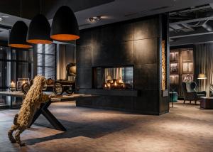 Dakota Manchester - Questions About Staying Here