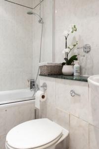 Discounted Flat W Lovely Terrace Near Kings Road - Guest Ratings