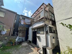 East Island Station Arrives in 6 Minutes - Accessibility Features