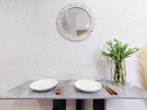 G53 New Inn Central Shinjuku - 5 Mins to Station, Max 4 People. Direct Access to Shin-Okubo, With a Bathtub and a View of the Sky. Equipped With a Wooden Bed and a Silver Chair - Frequently Asked Questions