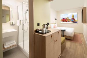 Hampton By Hilton London Old Street - Room Types and Amenities