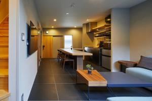 HANARE KYOTO Hachijoguchi - Management and Concept