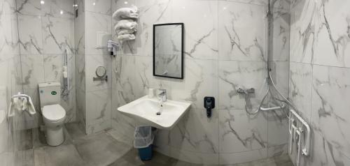 Hipotel Lilas Gambetta - Nearby Attractions and Activities