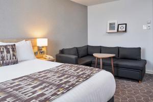 Holiday Inn Ellesmere Port/Cheshire Oaks, an IHG Hotel - Holiday Hours