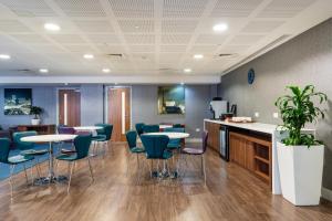 Holiday Inn Express Birmingham - Snow Hill, an IHG Hotel - Dining and Amenities