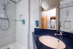 Holiday Inn Express Manchester East, an IHG Hotel - Transportation and Accessibility