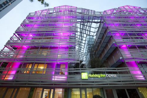 Holiday Inn Express Paris-Canal De La Villette, an IHG Hotel - Family and Pet Policies