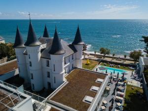 Hotel Château Des Tourelles, Thalasso and Heated Seawater Pool - Accessibility and Languages