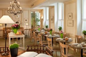 Hotel De L'arcade - How To Book Your Stay