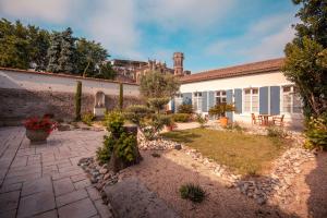 Hotel Le Donjon - Heart of the Medieval City - Location and Accessibility