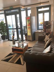 Hotel Le Saint-Hubert - Gare De Lyon Bastille - Friendly and Attentive Hotel Staff