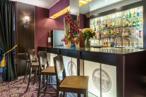 Hotel Le Versailles - Nearby Attractions