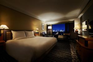 Hotel New Otani Osaka - Hotel Location and Surroundings