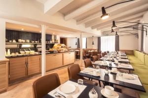 Hotel of the Dragon - Dining and Breakfast