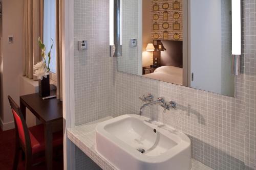 Hotel Perreyve - Luxembourg Garden - Amenities and Services