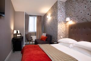 Hotel Plaza Étoile - Nearby Attractions and Transportation