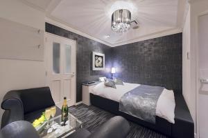 HOTEL REFRAIN - House Rules and Policies