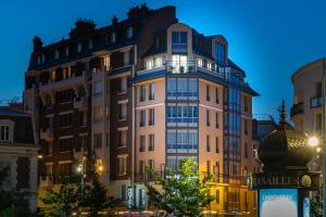 Hotel Versailles Chantiers - Nearby Attractions and Transportation