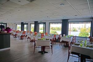 Logis Hotel Des Lacs Paris Sud - Dining and Cuisine